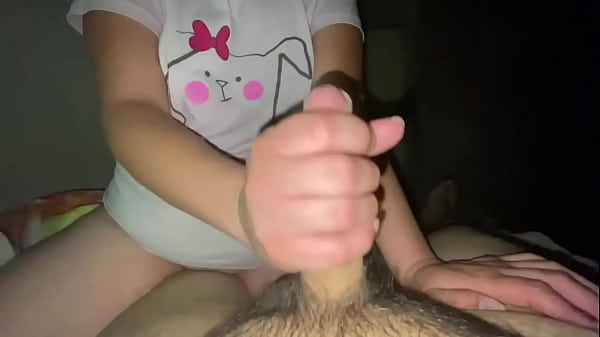 MI NOVIO ME LEVANTO EN LA MADRUGADA Y ME FOLLO MUY RICO