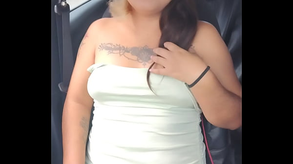 En el auto en carretera mostrando mis calzones y tetas