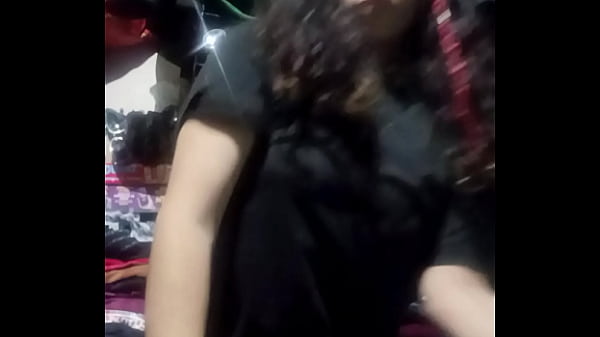Jovencita de 20 años muestra las tetas y se abre las nalgas