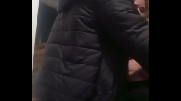Masturba y le toca las tetas a su novia con pollera corta